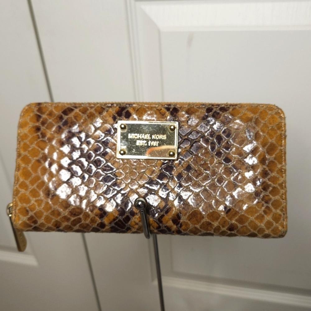 EUC Michael Kors Snakeskin Embossed Zipper Wallet